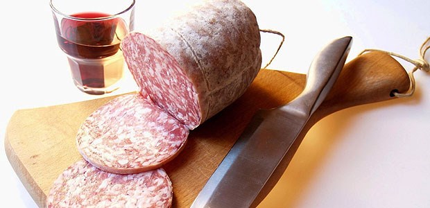 Krankheit oder nur Einbildung? Zu einer histaminreichen Kost zählen Salami und Rotwein.