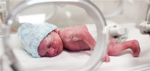 Zu früh geborenes Baby im Brutkasten: Ein Temperaturanstieg um 1°C ist bei Schwangeren laut Metaanalyse mit einem fünf Prozent höheren Risiko für eine Frühgeburt assoziiert.