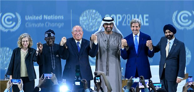 WHO und Gesundheitsberufe fordern auf der Klimakonferenz zum Handeln auf Zu früh zufrieden? Dr. Sultan Al Jaber (M.), Präsident der COP28 in Dubai, unter anderem mit dem US-Beauftragten John Kerry (2.v.r.) zeigen sich nach der Energie-Sitzung während der Konferenz der Presse. Die WHO und mit ihr nach eigenen Angaben 40 Millionen Angehörige der Gesundheitsberufe, fordern ein konsequenteres Vorgehen gegen CO2-Emissionen.