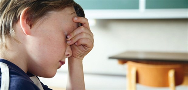 Fast jeder zweite Schüler leidet unter Stress Zu hohe Anforderungen? Laut DAK-Präventionsradar denken vier von zehn Kindern, dass sie zu viel für die Schule machen.