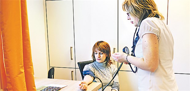 Zu hohe Blutdruck-Werte sind typisch für eine Präeklampsie. Biomarker unterstützen Diagnostik und Therapie.