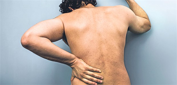 Zoff um Schmerztherapie Zu lange Wartezeit im Norden? Patient mit Rückenschmerz.