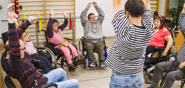 Zu oft wird Menschen mit Beeinträchtigung fehlende Reha-Fähigkeit attestiert. Dabei kommt es eher auf das Setting der Reha an. (Motiv mit Fotomodellen)