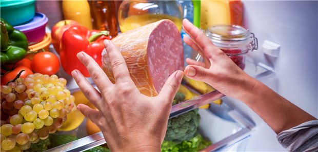 Zu später Stunde noch mal zum Kühlschrank: Es gibt neue Hinweise, dass dies Adipositas fördern könnte.