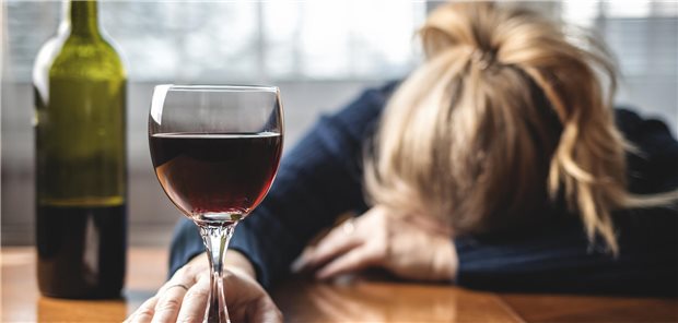 Mithalten auch beim Alkohol: Mehr junge Frauen mit riskantem Konsum Zu viel Alkohol: Das ist jetzt eindeutig ein Problem auch von Frauen geworden, vor allem jüngerer.