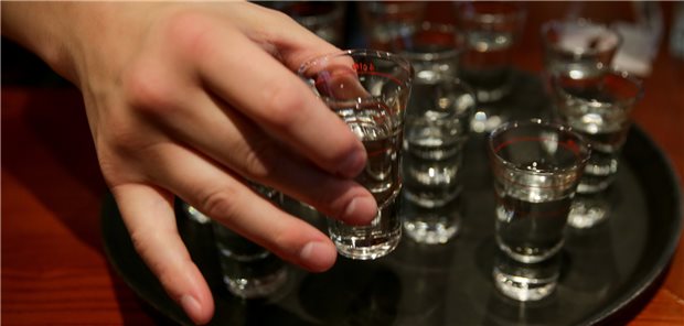 Zu viel Alkohol führt womöglich auch zu erhöhten HDL-Werten. Zumindest wird in einer Studie über erhöhte HDL-Werte bei hohem Alkoholkonsum berichtet.
