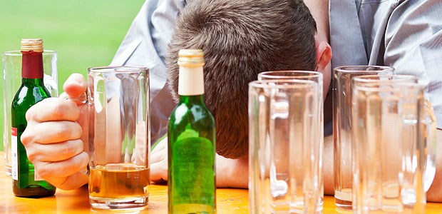 Quartalsaufen schädigt schon junge Gefäße Zu viel Alkohol ist Gift für die Gefäße.