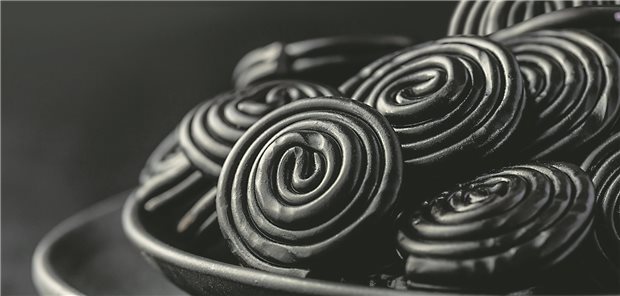 Lakritzschnecken liegen gestapelt auf einem Haufen.