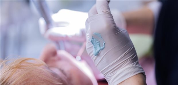 Sachsen-Anhalt will Zulassungssperre für Zahnärzte prüfen Zahnarzt behandelt Patient.