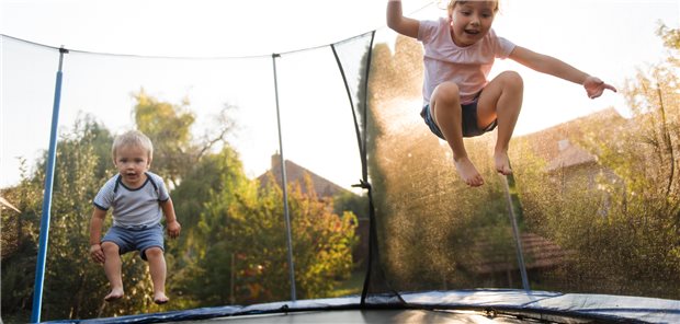 Zu zweit auf dem Trampolin – bisweilen keine ganz so gute Idee.
