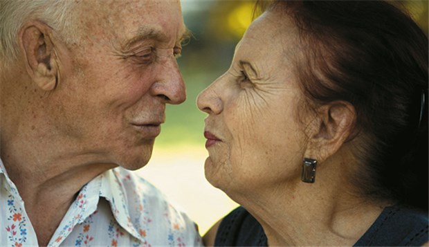 Demenz - schmerzhafter Verlust des Partners Zu zweit und doch allein - Demenz eines Partners stellt den Gesunden vor schwierige Entscheidungen.