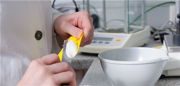 Zubereitung in der Apotheke: Nur wenn der Ausgangsstoff verändert wird, handelt es sich um eine zulassungsbefreite Herstellung, urteilt das LG Hamburg.