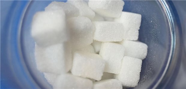 Ein Glas ist mit Zuckerwürfeln gefüllt.