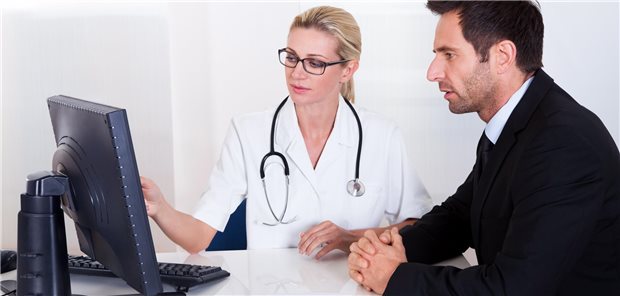 Zwei Personen beraten sich am Computer