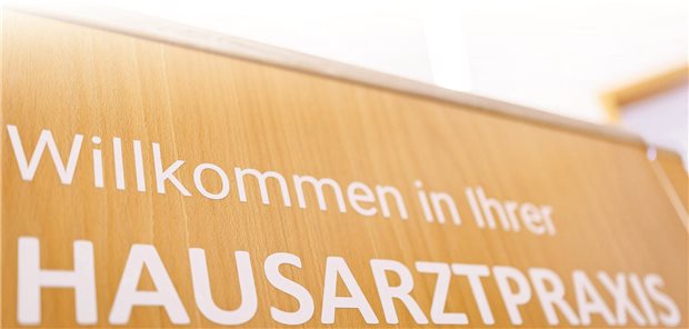 „Willkommen in Ihrer Hausarztpraxis“ steht am Empfang in einer Arztpraxis.