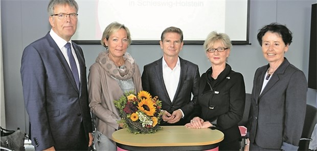 Licht und Schatten im Norden Zufrieden nach zehn Jahren Mammographie-Screening in Schleswig-Holstein und bereit, sich der Herausforderung „Teilnahmequote“ zu stellen: Thomas Haeger (AOK Nordwest), Patientin Cornelia Wulff, Gesundheitsminister Dr. Heiner Garg, Ärztin Dr. Susanne Wulff, Dr. Monika Schliffke (KVSH, von links).
