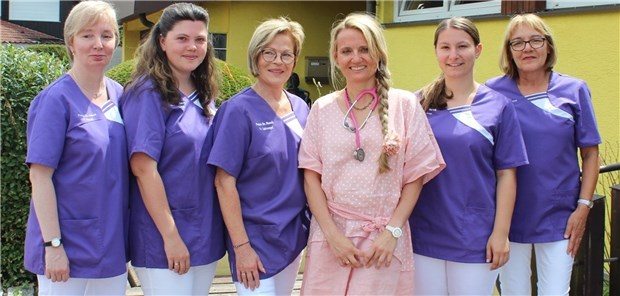 Zufriedene Gesichter beim Praxisteam um Dr. Paulina Hauck (Mitte).