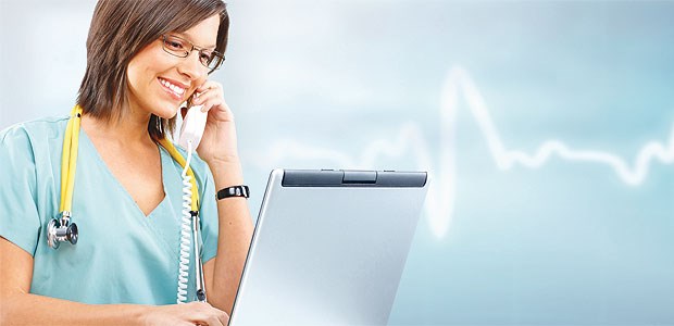 Telemedizin schon bald im EBM? Zufriedenes Lächeln: Für Ärzte könnte sich die Erbringung telemedizinischer Leistungen bald auch in der EBM-Vergütung niederschlagen.