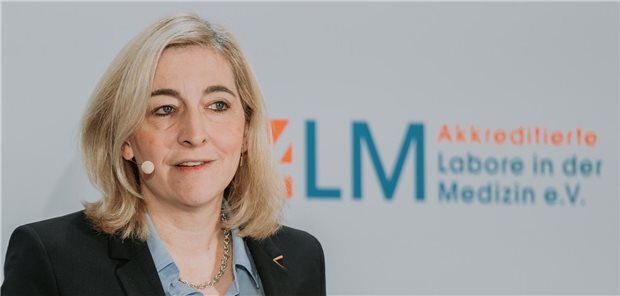 Bundesgesundheitsministerin Nina Warken bei einer Rede.