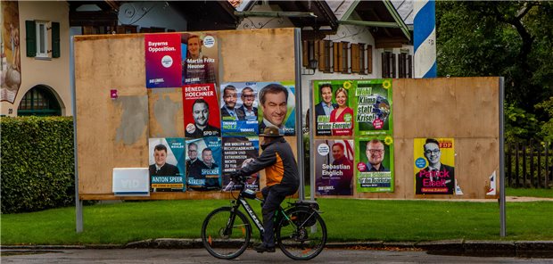 Zugpferd freundliches Gesicht:
Wahlplakate in Mittenwald (Landkreis Garmisch-Partenkirchen ) zur Wahl des Bayerischen Landtags am 8. Oktober.
