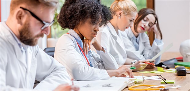700 Medizinstudierende haben kein Abitur Zuletzt gab es so viele Studenten ohne Abitur wie nie zuvor, berichtet das CHE.