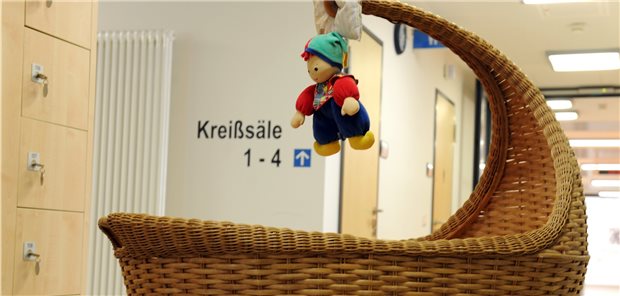 So viele Geburten wie seit 25 Jahren nicht mehr Zuletzt wieder öfter besetzt: Ein Babywagen – hier auf dem Gang zum Kreißsaal in der Geburtsklinik der Universität in Leipzig.