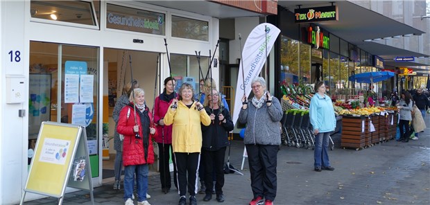 Ein Kiosk für Gesundheitsfragen Zum Angebot des Gesundheitskiosk gehören Bewegungskurse wie die Nordic Walkinggruppe.