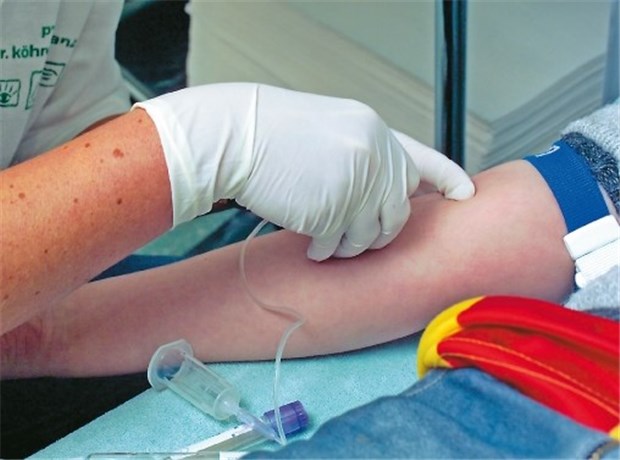 Hepatitis-B-Impfversagern hilft die Kombivakzine Zum Beispiel bei Blutentnahmen ist das Hepatitis-B-Infektionsrisiko in der Praxis erhöht.