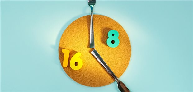 Zum Intervallfasten gehört zum Beispiel die 16:8-Methode: 8 Stunden essen und 16 Stunden auf Nahrung verzichten.