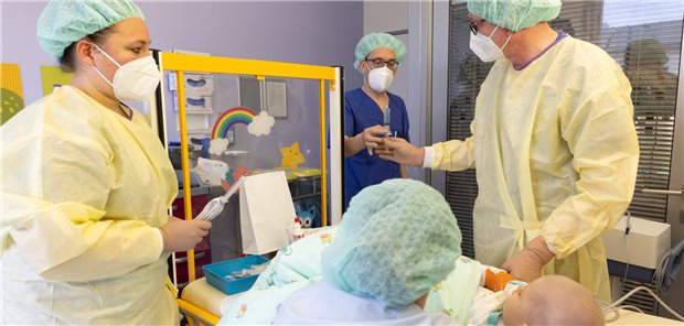 Zum Jahresende 2022 zählt das Universitätsklinikum Leipzig nach eigenen Angaben mehr als 100 Stammzelltransplantationen bei Kindern und Jugendlichen.