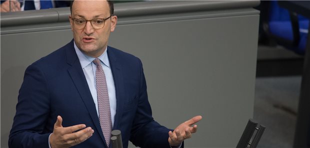 Wenige Watschn für Corona-Manager Spahn Zum Jahreswechsel kommt nach 15 Jahren Vorlauf die elektronische Patientenakte. Bundesgesundheitsminister Jens Spahn (CDU) ordnete bei der Haushaltsdebatte seines Etats am Donnerstag diesen Vorgang ein.