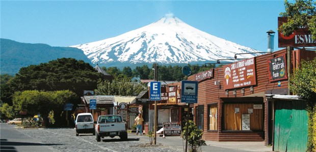 Vulkane, Wüsten, Urwälder - Chile bietet alles Zum Kraterrand des aktiven Vulkans Villarica in Mittelchile bieten Reiseunternehmen im Touristenzentrum Pucon geführte Touren mit Spezialausrüstung. ©Misslbeck (3)