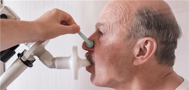 Zum Monitoring von Menschen mit ILD gehört die regelmäßige Lungenfunktionstestung – im besten Fall alle drei bis sechs Monate im ersten Jahr. (Symbolbild mit Fotomodell)