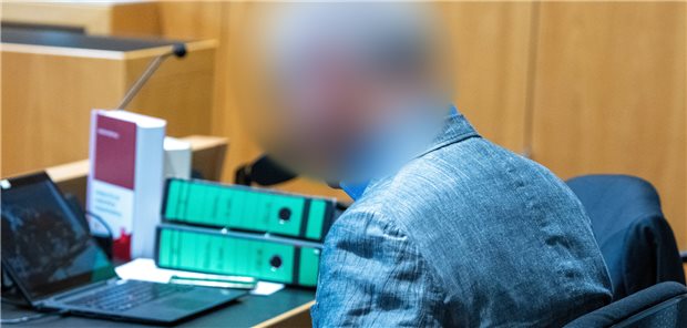 Arzt entschuldigt sich für Hepatitis-Infektion Dutzender Op-Patienten Zum Prozessauftakt sitzt ein Anästhesist am Mittwoch beim Landgericht Augsburg auf der Anklagebank.