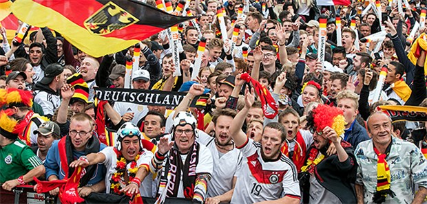 Mücken trüben Fußball-Spaß Zum Public Viewing kommen auch viele Mücken als ungebetene Gäste.