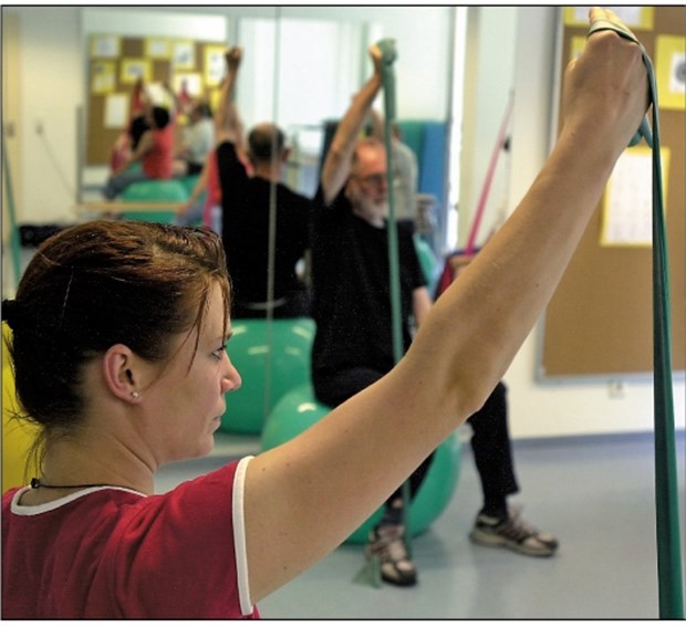 Trotz COPD fit für den Alltag - mit Lungensport zweimal pro Woche Zum Training in ambulanten Lungensportgruppen gehören auch Übungen mit dem Theraband und dem Gymnastikball.