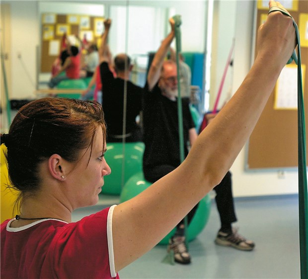 Kraftausdauertraining für COPD-Patienten Zum Training in ambulanten Lungensportgruppen gehören auch Übungen mit dem Theraband und dem Gymnastikball. © dpa