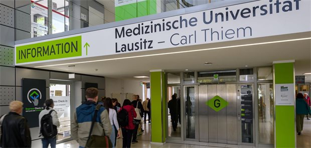  Der Eingangsbereich der Medizinischen Universität Lausitz – Carl Thiem in Cottbus.