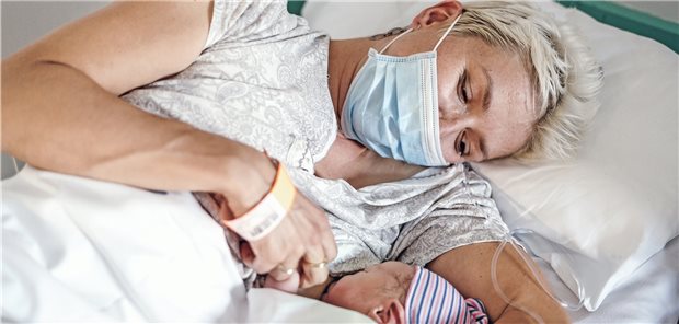 Zum optimalen COVID-Schutz Neugeborener gehört auch, dass die Mütter geimpft sind (Symbolbild mit Fotomodellen).