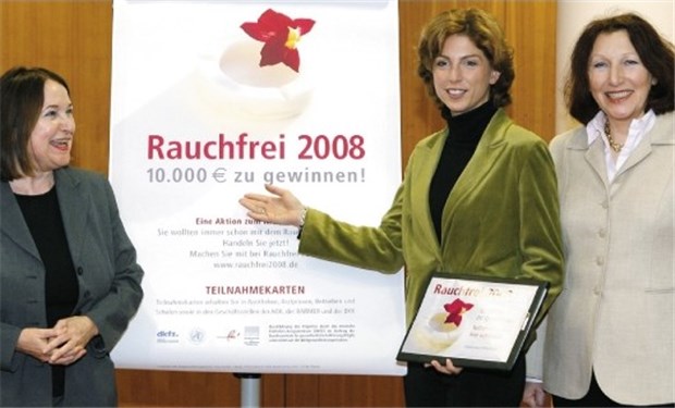 Der Kampf gegen Krebs ist eine politische Aufgabe Zumindest in der Anti-Tabak-Politik verfolgt Deutschland einen stringenten Kurs: Drogenbeauftragte Sabine Bätzing (M.) beim Start "Rauchfrei 2008".