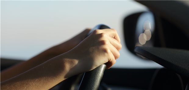 Zumutbar für die Erreichbarkeit eines spezialisierten Facharztes ist – auf dem Land mit dem Auto – eine Fahrtzeit von rund 45 Minuten, urteilte der BSG-Vertragsarztsenat.