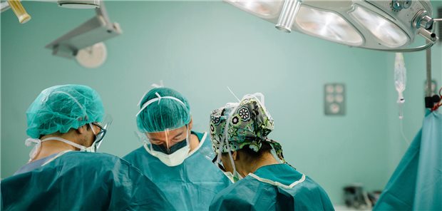 Ein Team von Chirurgen operiert in einem Krankenhaus.