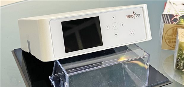 Zur Gesundheits-IT-Messe DMEA 2022 präsentierte CompuGroup Medical den neuen Konnektor, ab September mussten die ersten Geräte ausgetauscht werden, weil die Zertifikate nach fünf Jahren abgelaufen waren.
