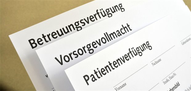 Vorsorgeregister: Patientenverfügungen für Ärzte jetzt auch im Volltext einsehbar Verschiedene Dokumente übereinander, eines davon heißt "Patientenverfügung"