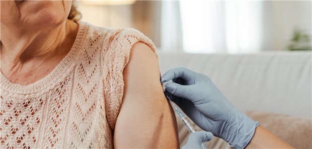 Ältere Frau lässt sich imppfen
