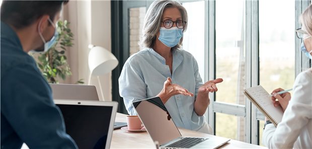 Gutenberg COVID-19 Studie mit ersten Ergebnissen Zur Pandemieforschung werden Daten erhoben. Dazu gehören auch persönliche Interviews (Symbolbild mit Fotomodellen).