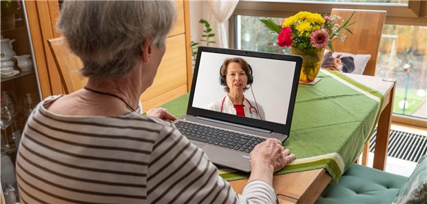 Zur Werbung für Fernbehandlung wird ein Urteil des Bundesgerichtshofs erwartet. (Symbolbild mit Fotomodellen)
