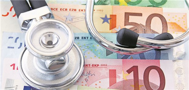 Stethoskop auf Euro-Scheinen.