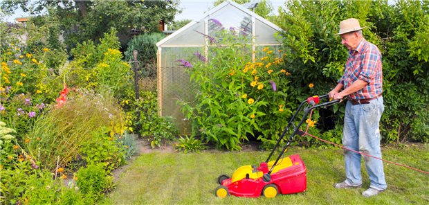 Zur körperlichen Aktivität zählt im Alter auch die Arbeit im Garten.