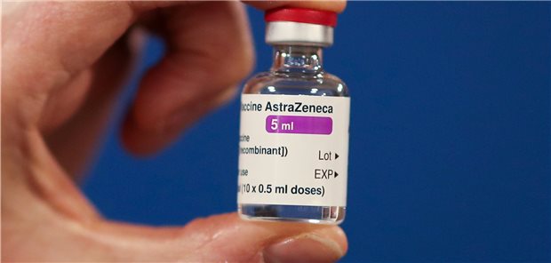 Zurzeit Gegenstand vieler Diskussionen: Der Corona-Impfstoff der Universität Oxford und des Pharmakonzerns AstraZeneca in einer Ampulle.